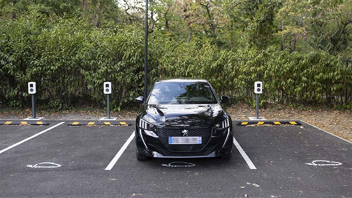 Stationnement gratuit pour les véhicules électriques : ce qui est autorisé commune par commune