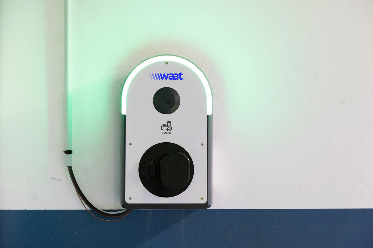 Borne Schneider 7,4 kW sans écran avec prise domestique intégrée
